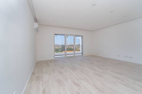 T3 Duplex com Terraço, Churrasqueira e 1 lugar de estacionamento | Condomínio Fechado com Jardim