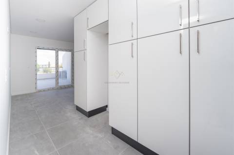 T3 Duplex com Terraço, Churrasqueira e 1 lugar de estacionamento | Condomínio Fechado com Jardim