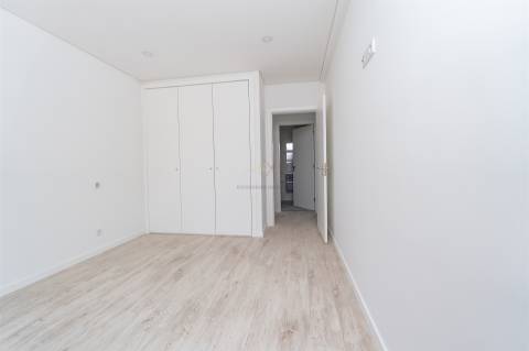 T3 Duplex com Terraço, Churrasqueira e 1 lugar de estacionamento | Condomínio Fechado com Jardim