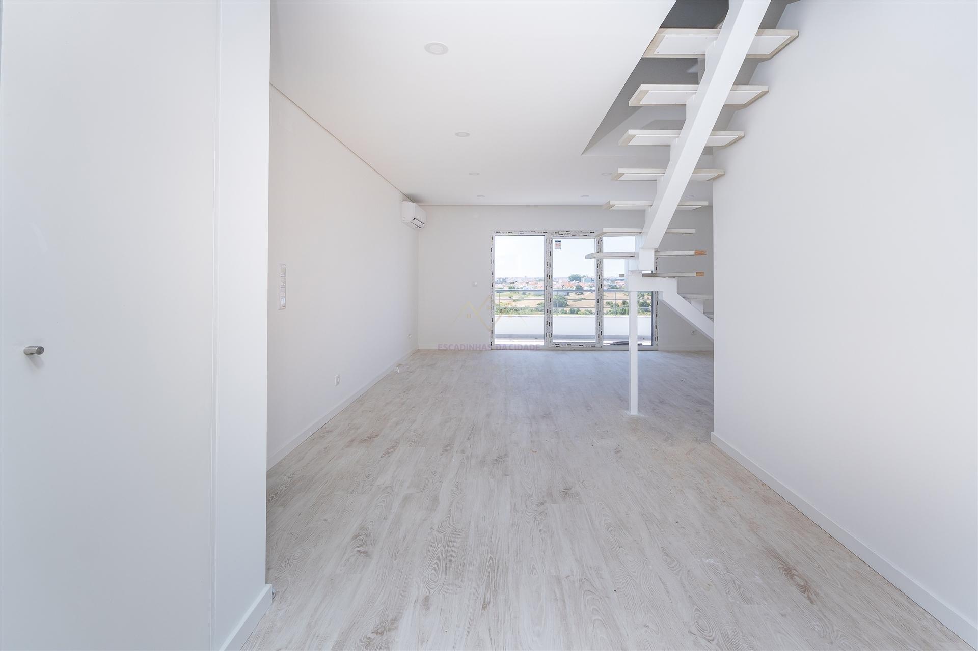 Exclusivo T3+1 Duplex com Amplas Varandas e Sótão de 46m² | Condomínio Fechado com Jardim