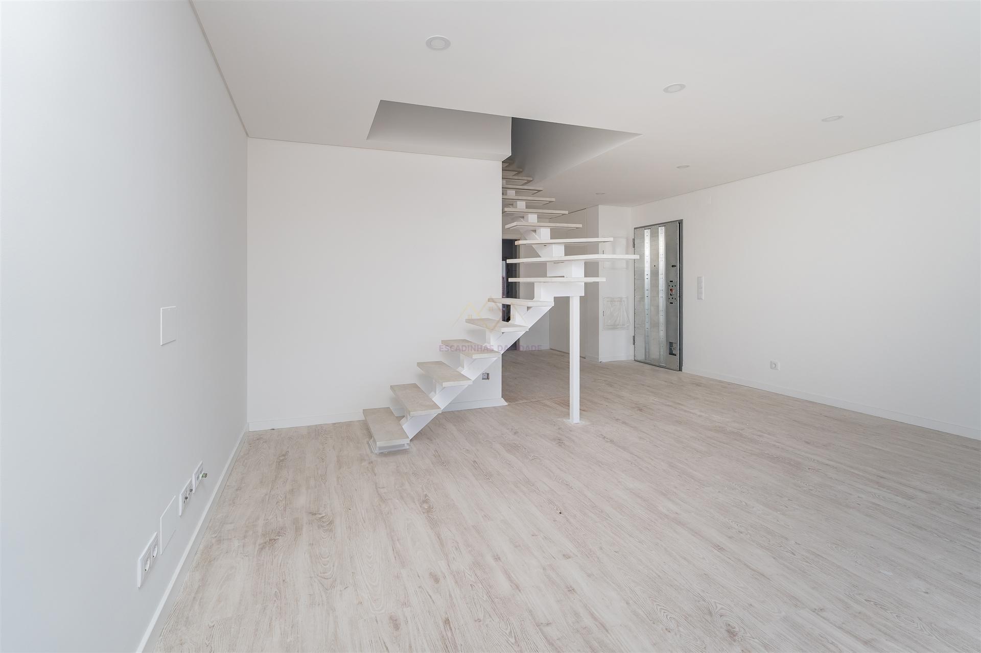 Exclusivo T3+1 Duplex com Amplas Varandas e Sótão de 46m² | Condomínio Fechado com Jardim