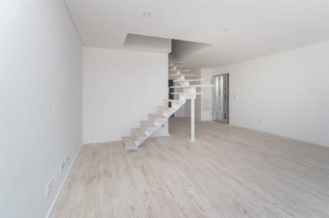 Exclusivo T3+1 Duplex com Amplas Varandas e Sótão de 46m² | Condomínio Fechado com Jardim