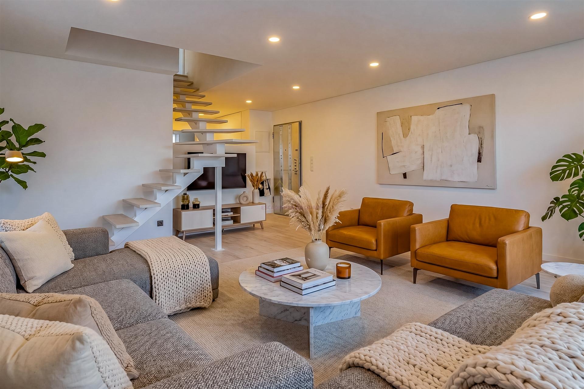 Exclusivo T3+1 Duplex com Amplas Varandas e Sótão de 46m² | Condomínio Fechado com Jardim