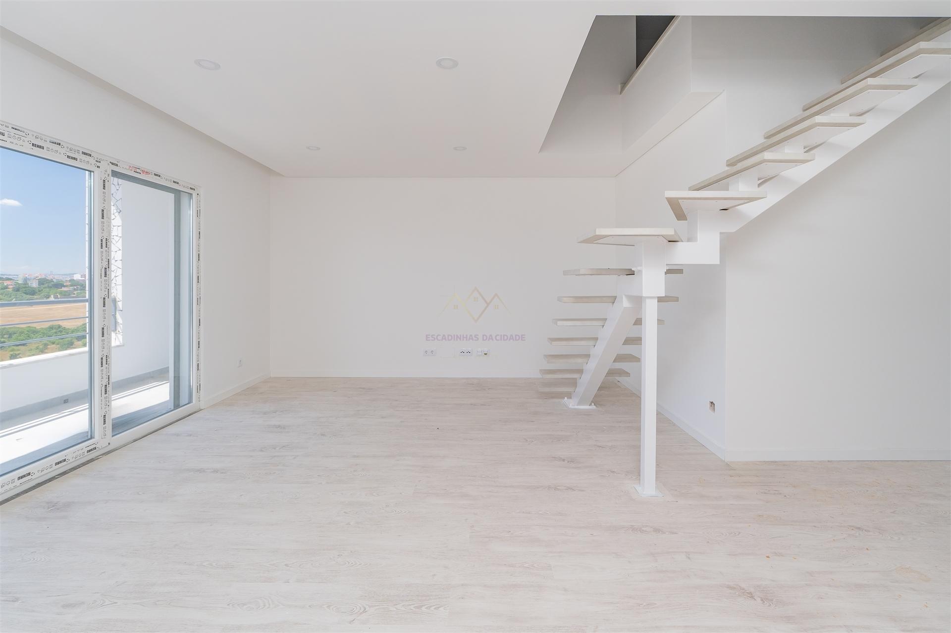 Exclusivo T3+1 Duplex com Terraço e Varanda | Condomínio Fechado com Jardim