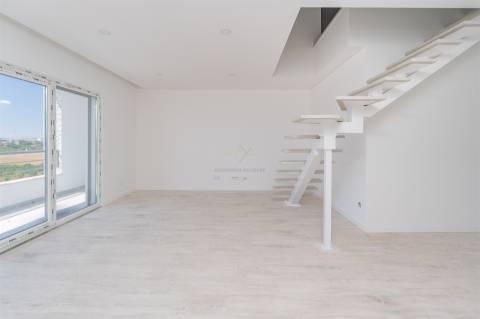 Exclusivo T3+1 Duplex com Terraço e Varanda | Condomínio Fechado com Jardim