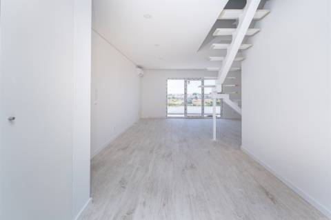 Exclusivo T3+1 Duplex com Terraço e Varanda | Condomínio Fechado com Jardim