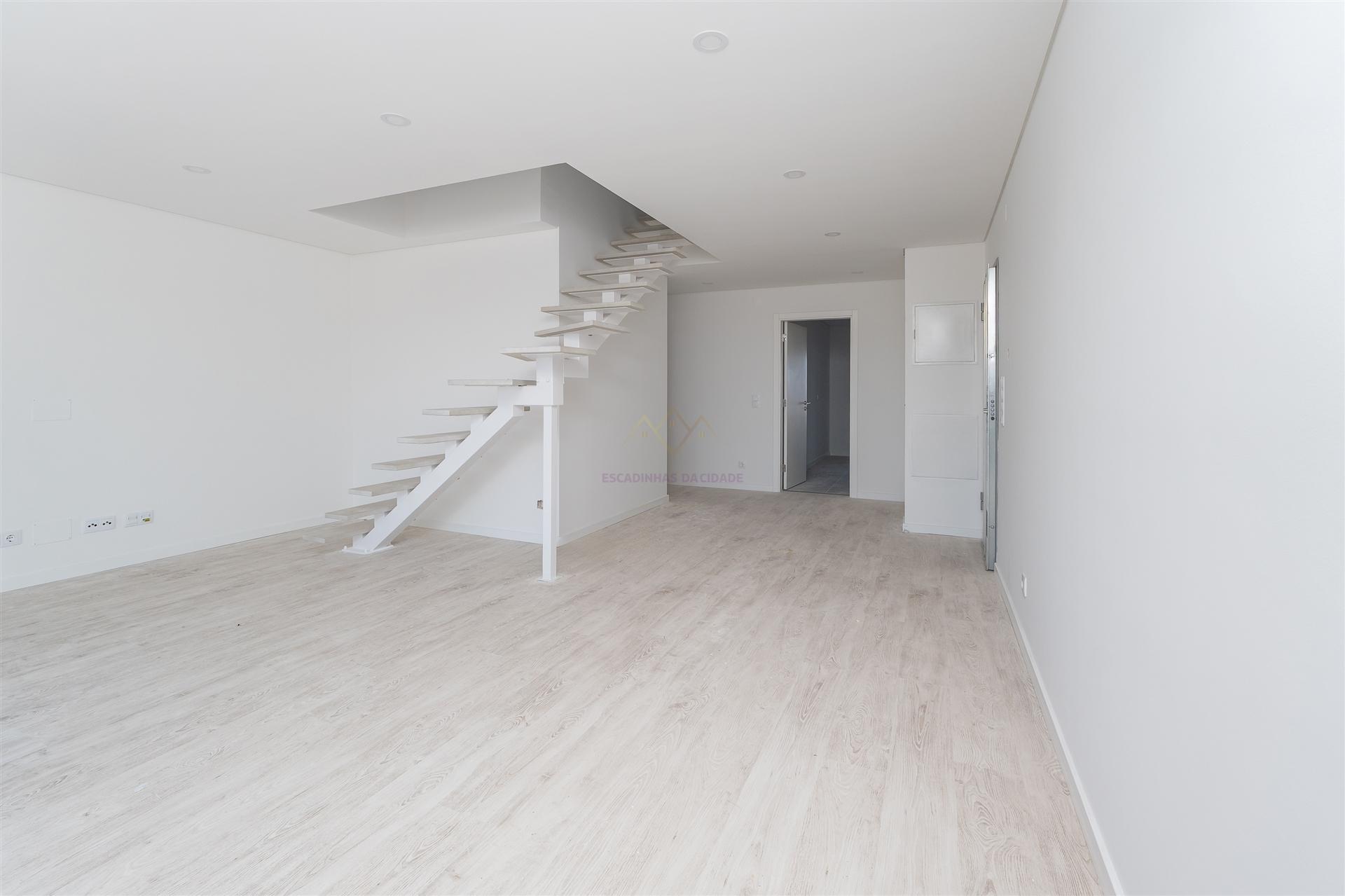 Exclusivo T3+1 Duplex com Terraço e Varanda | Condomínio Fechado com Jardim