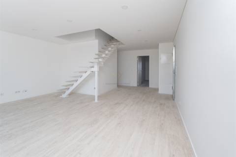 Exclusivo T3+1 Duplex com Terraço e Varanda | Condomínio Fechado com Jardim