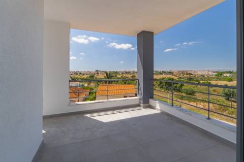 Exclusivo T3+1 Duplex com Terraço e Varanda | Condomínio Fechado com Jardim