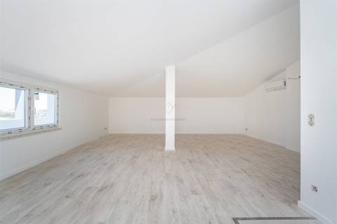 Exclusivo T3+1 Duplex com Terraço e Varanda | Condomínio Fechado com Jardim