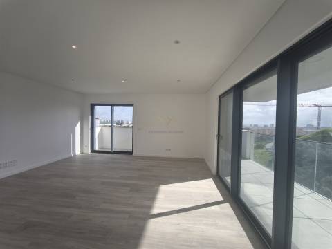 Elegância e Conforto em Carnaxide: T2 com Varandas, 2 Lugares de Garagem e Piscina