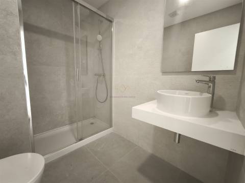 Elegância e Conforto em Carnaxide: T2 com Varandas, 2 Lugares de Garagem e Piscina