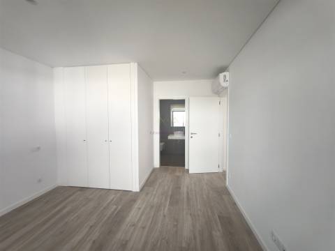 Elegância e Conforto em Carnaxide: T2 com Varandas, 2 Lugares de Garagem e Piscina