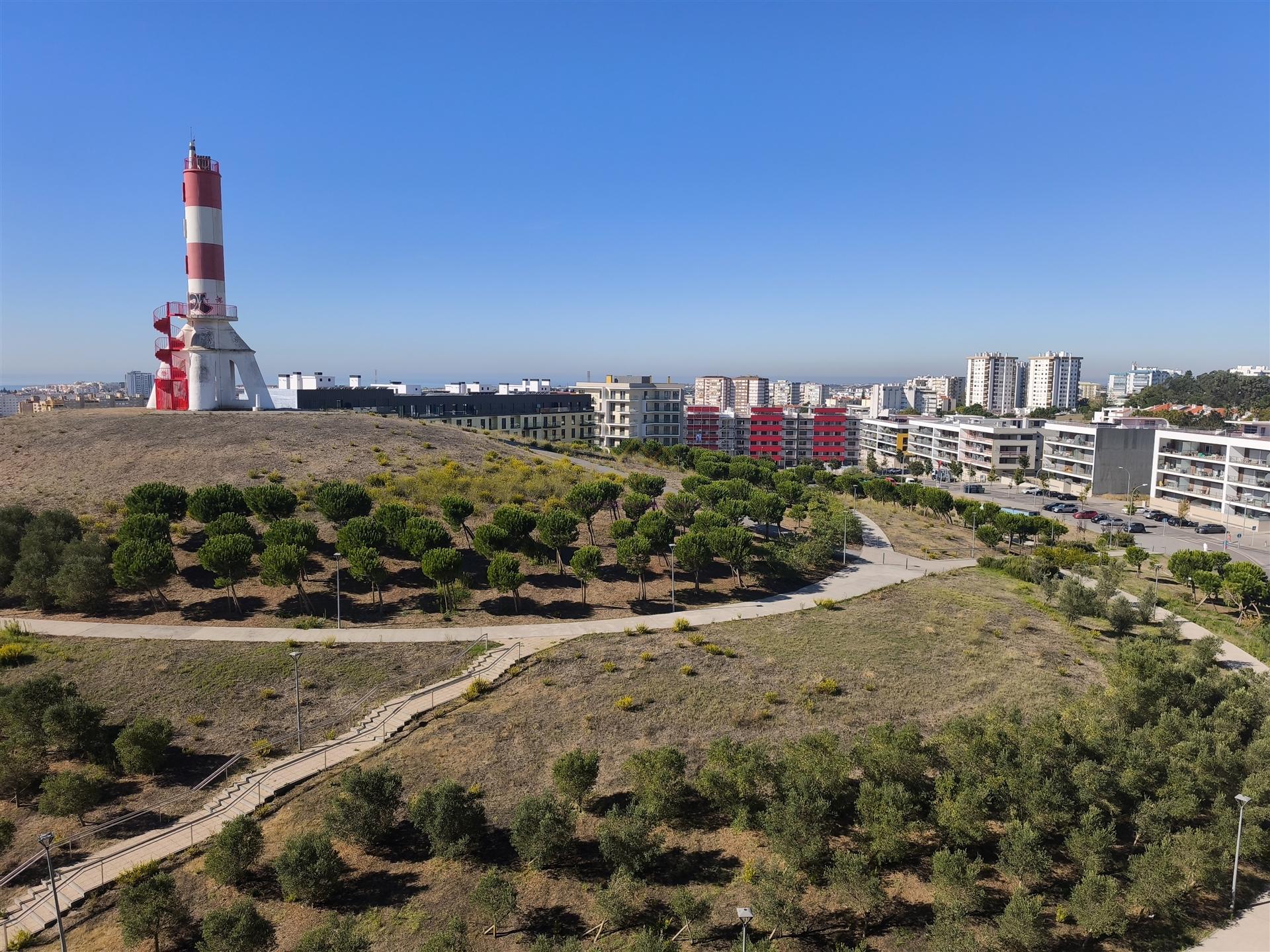 Elegância e Conforto em Carnaxide: T2 com Varandas, 2 Lugares de Garagem e Piscina