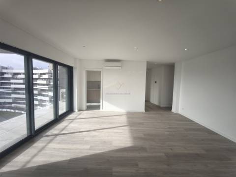 Elegância e Conforto em Carnaxide: T2 com Varandas, 2 Lugares de Garagem e Piscina