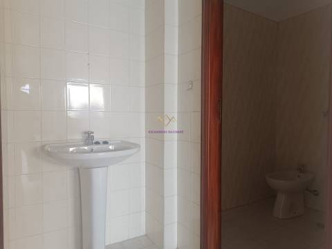 Loja Comercial à Venda com Montra e Saída de Fumos