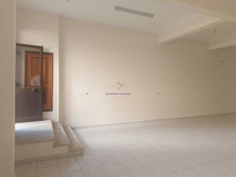 Loja Comercial à Venda com Montra e Saída de Fumos