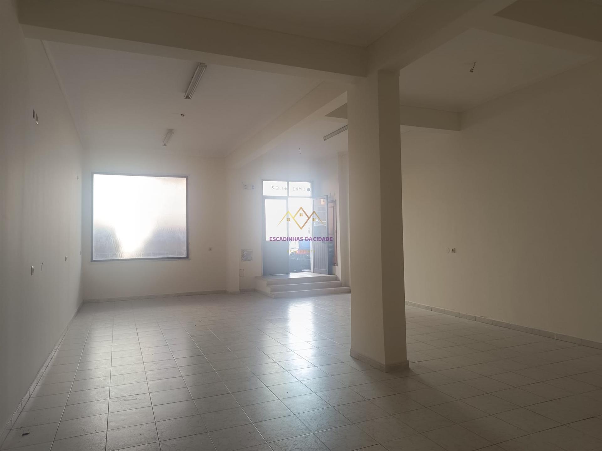 Loja Comercial à Venda com Montra e Saída de Fumos