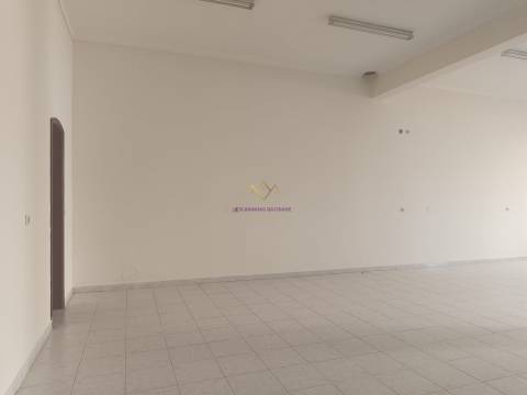 Loja Comercial à Venda com Montra e Saída de Fumos