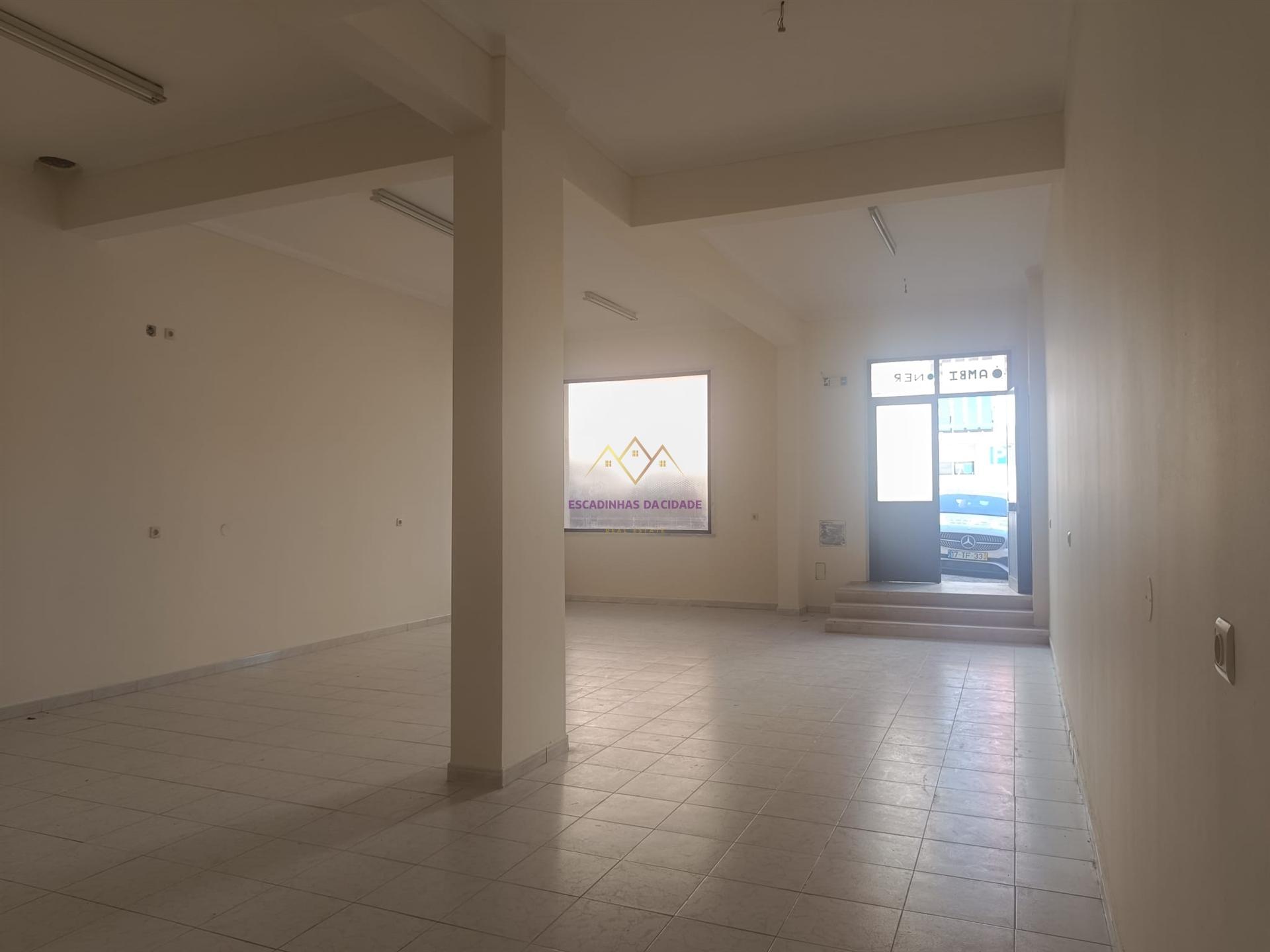 Loja Comercial à Venda com Montra e Saída de Fumos