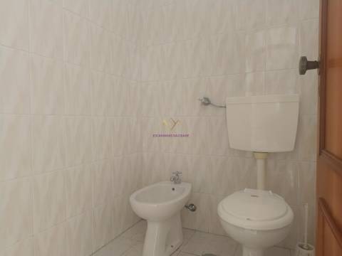 Loja Comercial à Venda com Montra e Saída de Fumos