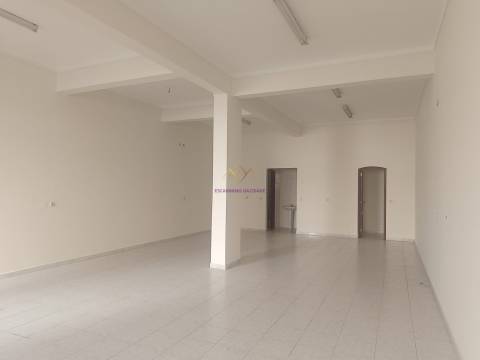 Loja Comercial à Venda com Montra e Saída de Fumos