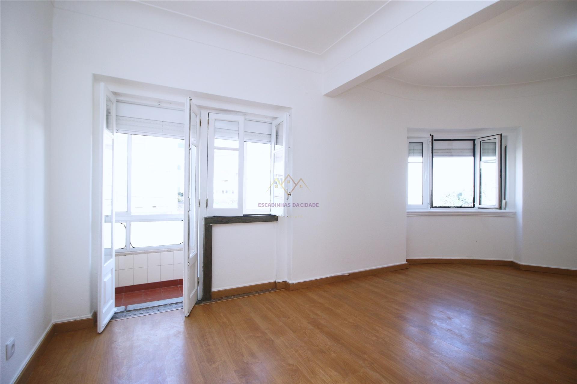 T4 com 100 m² nas Mercês  luminosidade e excelente localização