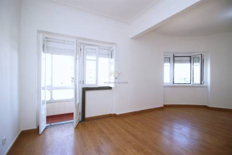 T4 com 100 m² nas Mercês  luminosidade e excelente localização