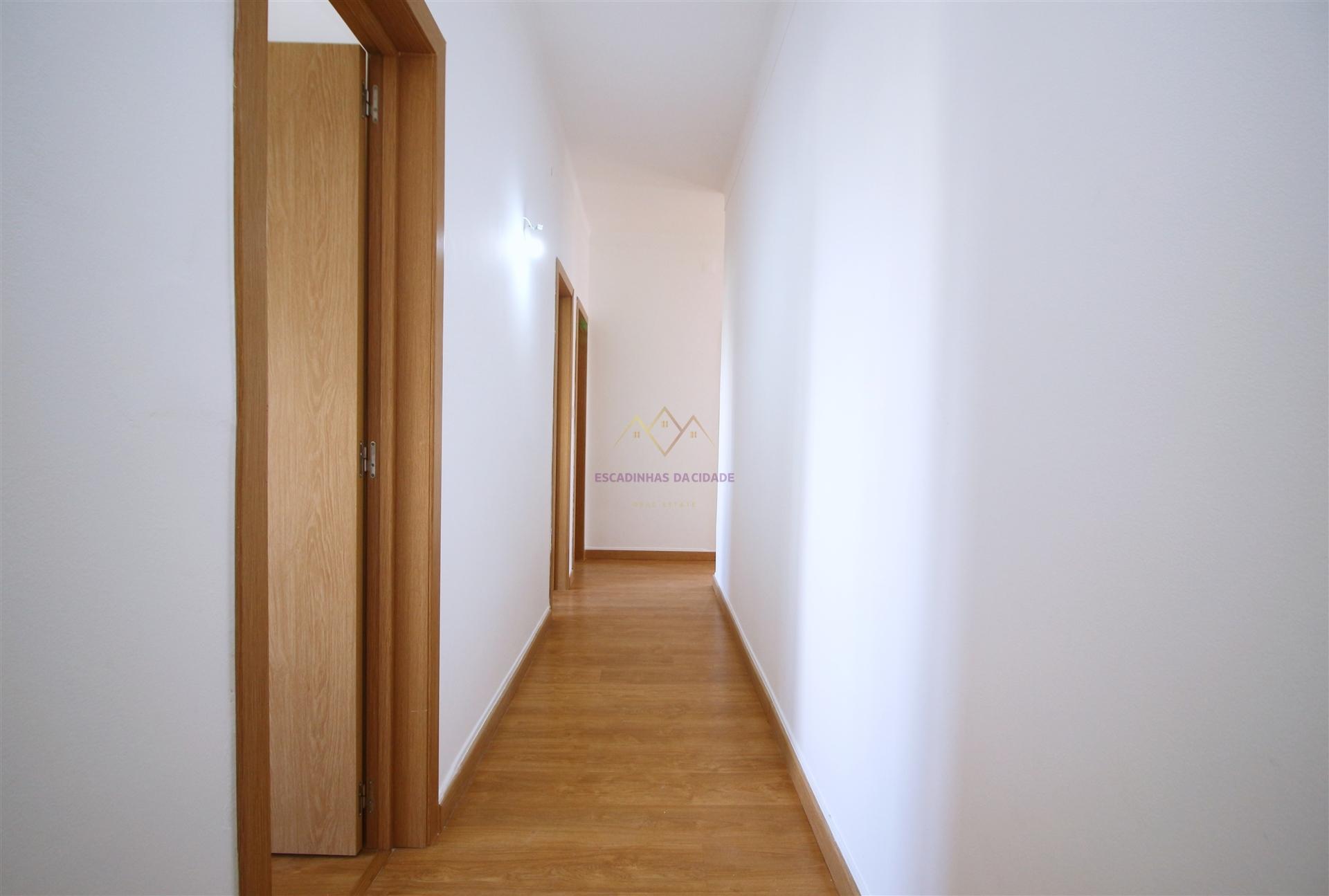 T4 com 100 m² nas Mercês  luminosidade e excelente localização