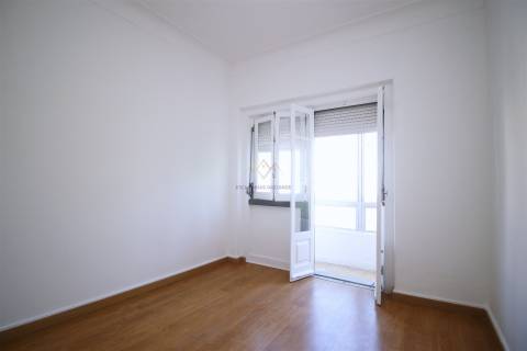 T4 com 100 m² nas Mercês  luminosidade e excelente localização