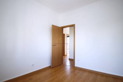 T4 com 100 m² nas Mercês  luminosidade e excelente localização