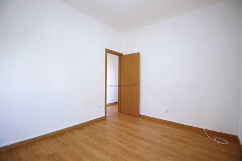 T4 com 100 m² nas Mercês  luminosidade e excelente localização