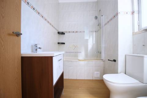 T4 com 100 m² nas Mercês  luminosidade e excelente localização