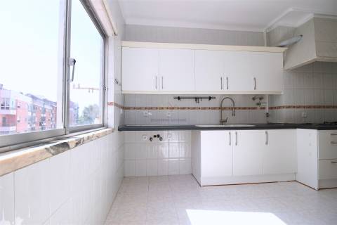 T4 com 100 m² nas Mercês  luminosidade e excelente localização
