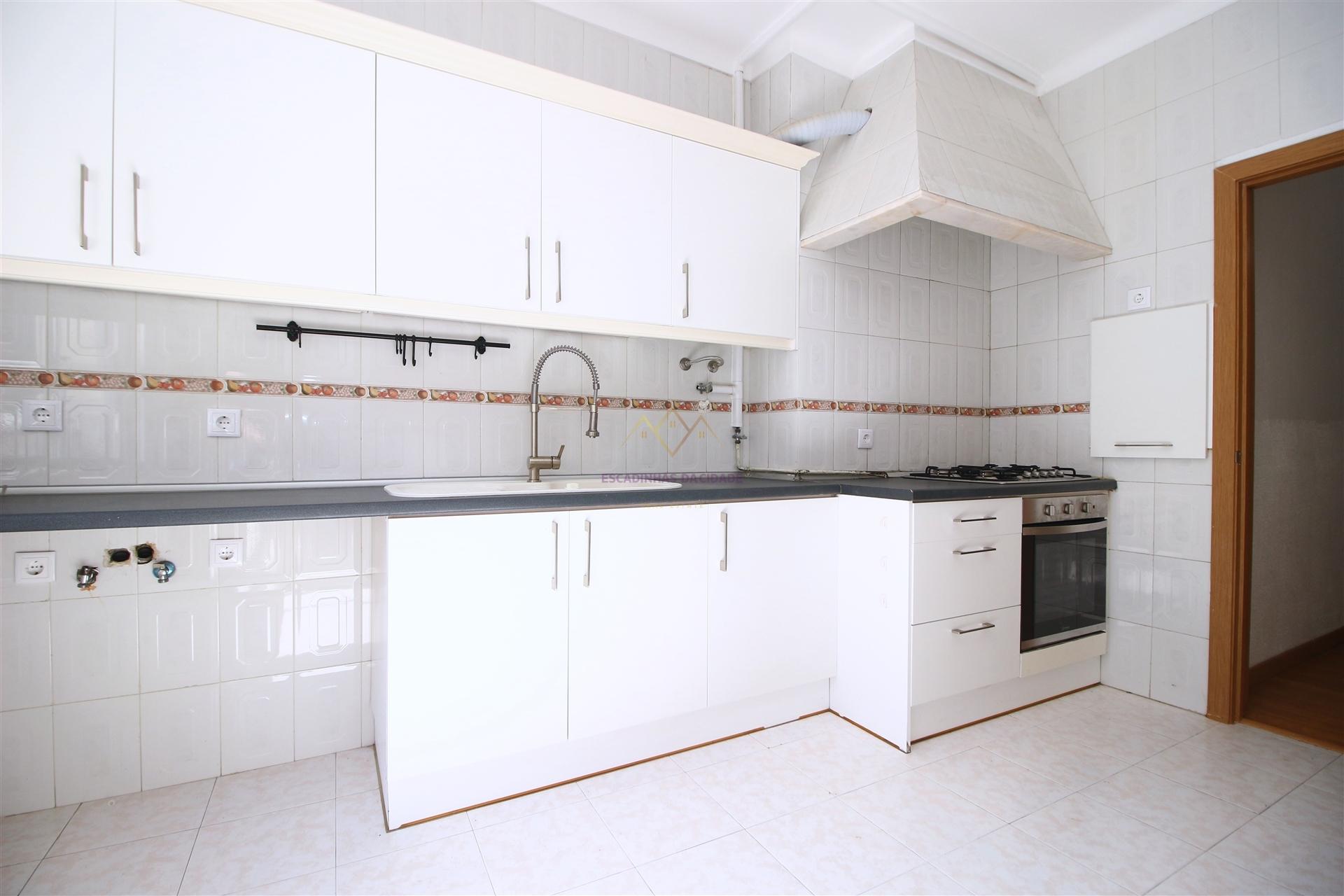 T4 com 100 m² nas Mercês  luminosidade e excelente localização