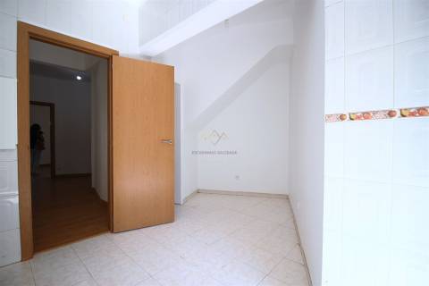 T4 com 100 m² nas Mercês  luminosidade e excelente localização