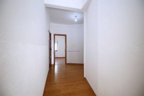 T4 com 100 m² nas Mercês  luminosidade e excelente localização
