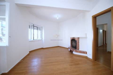 T4 com 100 m² nas Mercês  luminosidade e excelente localização