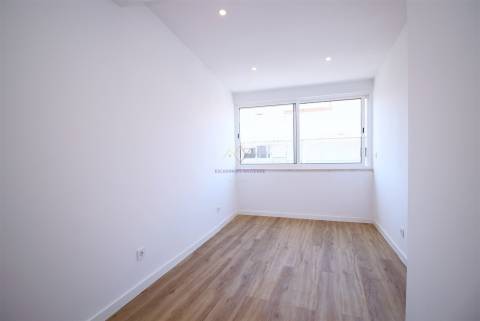 Apartamento T2 remodelado proximo Loja do Cidadão Queluz