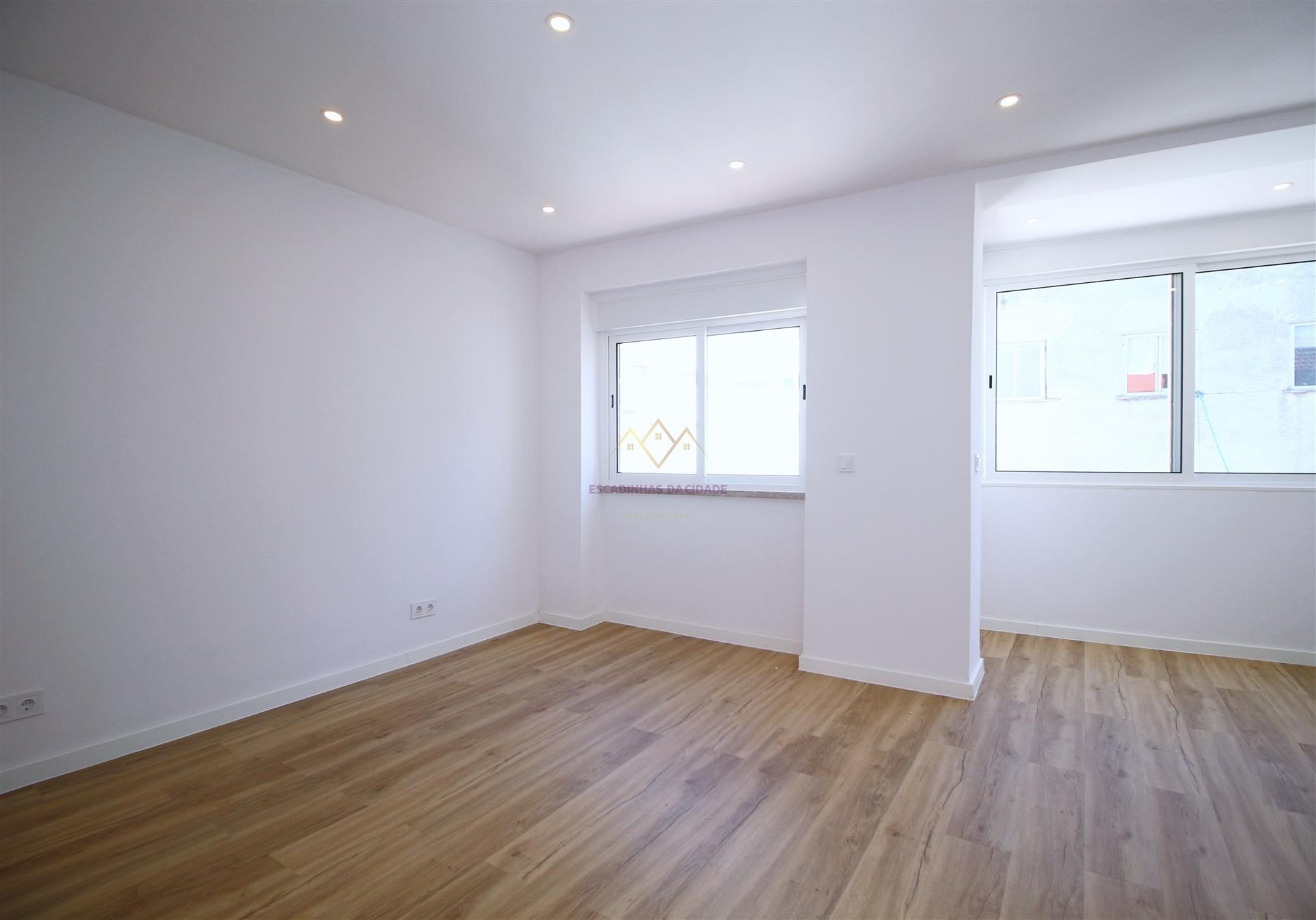 Apartamento T2 remodelado proximo Loja do Cidadão Queluz
