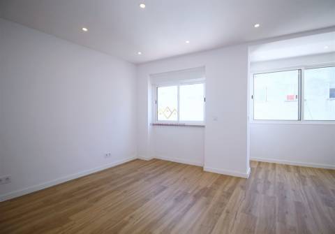 Apartamento T2 remodelado proximo Loja do Cidadão Queluz