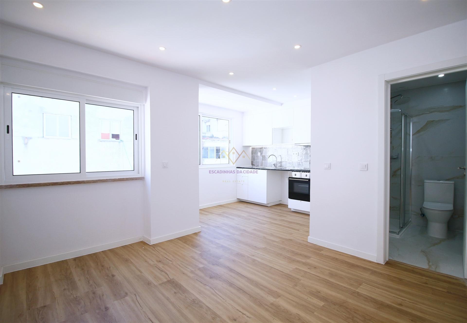 Apartamento T2 remodelado proximo Loja do Cidadão Queluz