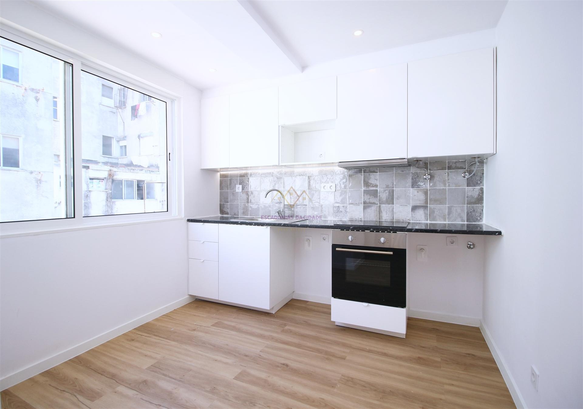 Apartamento T2 remodelado proximo Loja do Cidadão Queluz