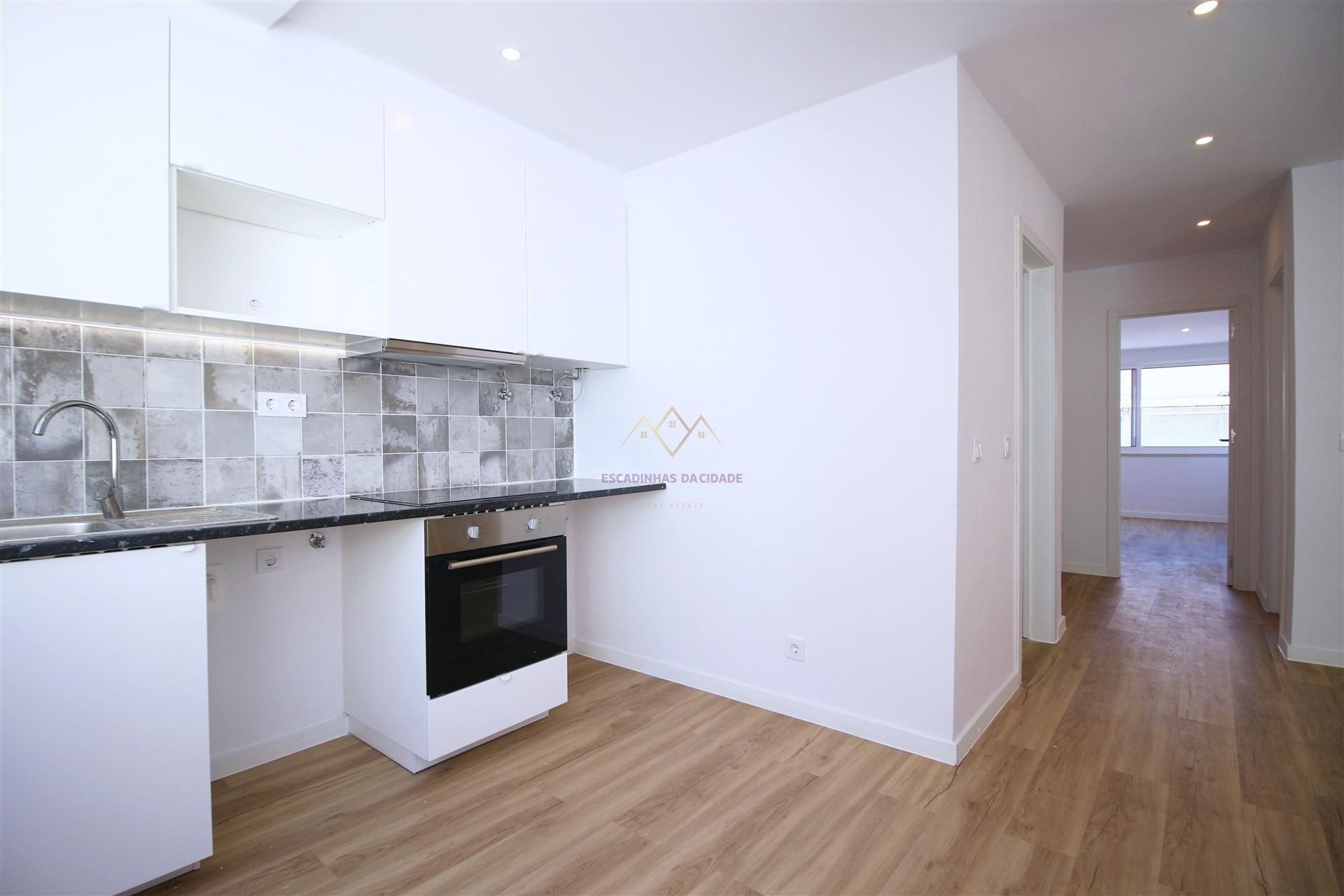 Apartamento T2 remodelado proximo Loja do Cidadão Queluz