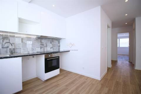 Apartamento T2 remodelado proximo Loja do Cidadão Queluz