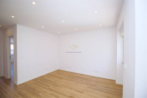 Apartamento T2 remodelado proximo Loja do Cidadão Queluz