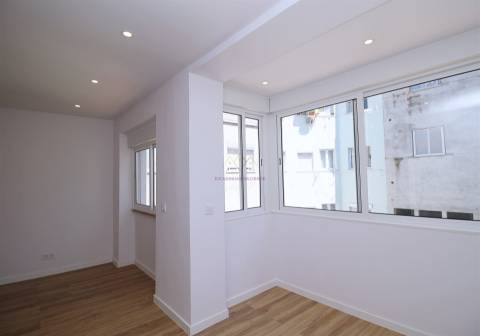 Apartamento T2 remodelado proximo Loja do Cidadão Queluz