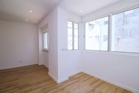 Apartamento T2 remodelado proximo Loja do Cidadão Queluz