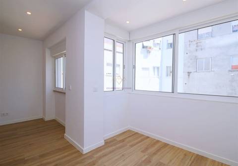 Apartamento T2 remodelado proximo Loja do Cidadão Queluz
