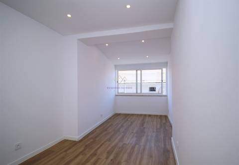 Apartamento T2 remodelado proximo Loja do Cidadão Queluz